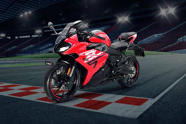 Keeway K300 R Front Left Quarter View