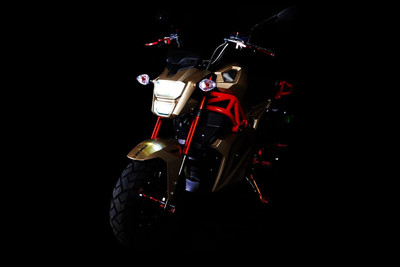 Komaki M-5 Front Left Quarter View