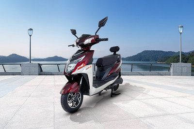 कोमाकी एक्सजीटी केएम Front Left Quarter View