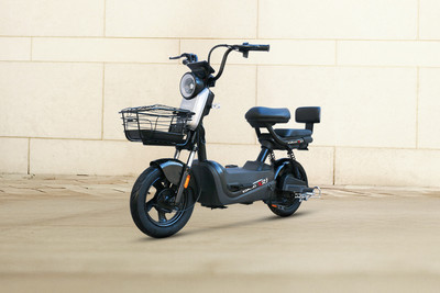 कोमाकी एक्सआर1 फ्रंट लेफ्ट क्वार्टर व्यू