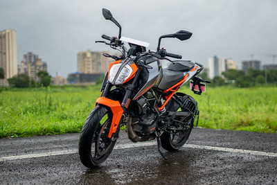 केटीएम 160 ड्यूक फ्रंट लेफ्ट क्वार्टर व्यू