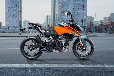 2024 KTM 125 Duke Right Side View