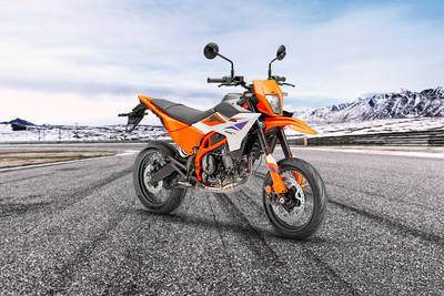 KTM 390 SMC R फ्रं��ट राइट व्यू