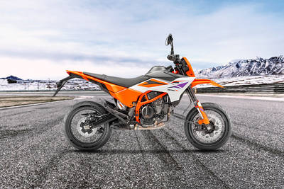 KTM 390 SMC R दाईं ओर का दृश्य