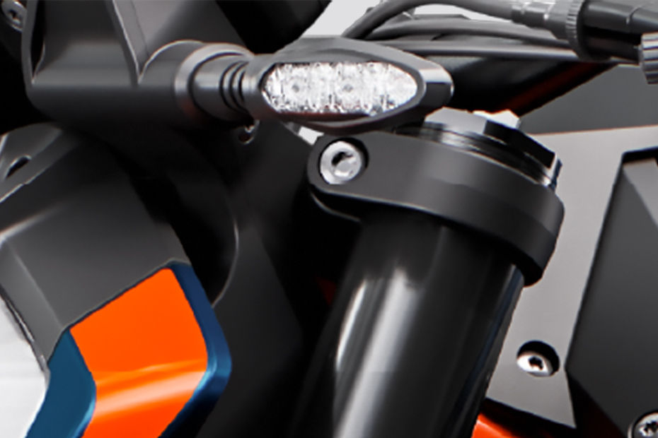 KTM 890 Duke image 11