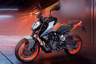 KTM Duke 200 (2013 - 2024) Front Left Quarter View