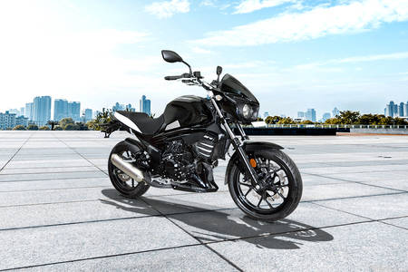 Mahindra Mojo 300 BS6 Right Side View