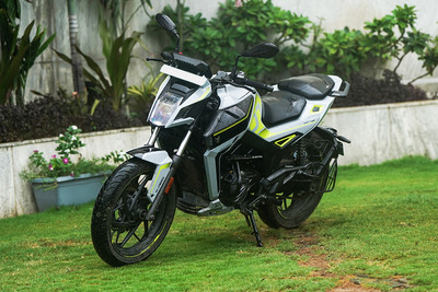 मैटर ऐरा Front Left Quarter View