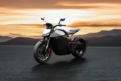 Ola Roadster Pro सामने का बायाँ दृश्य