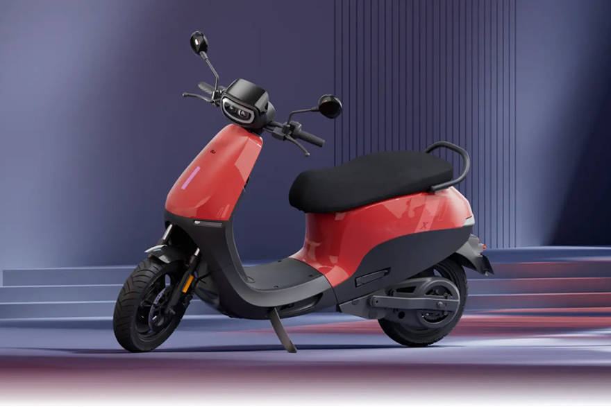 Ola S1 X Plus सामने का बायाँ दृश्य