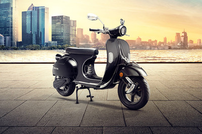 वन मोटो इलेक्टा Front Right Quarter View