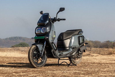 रीवर इंडी Front Left Quarter View