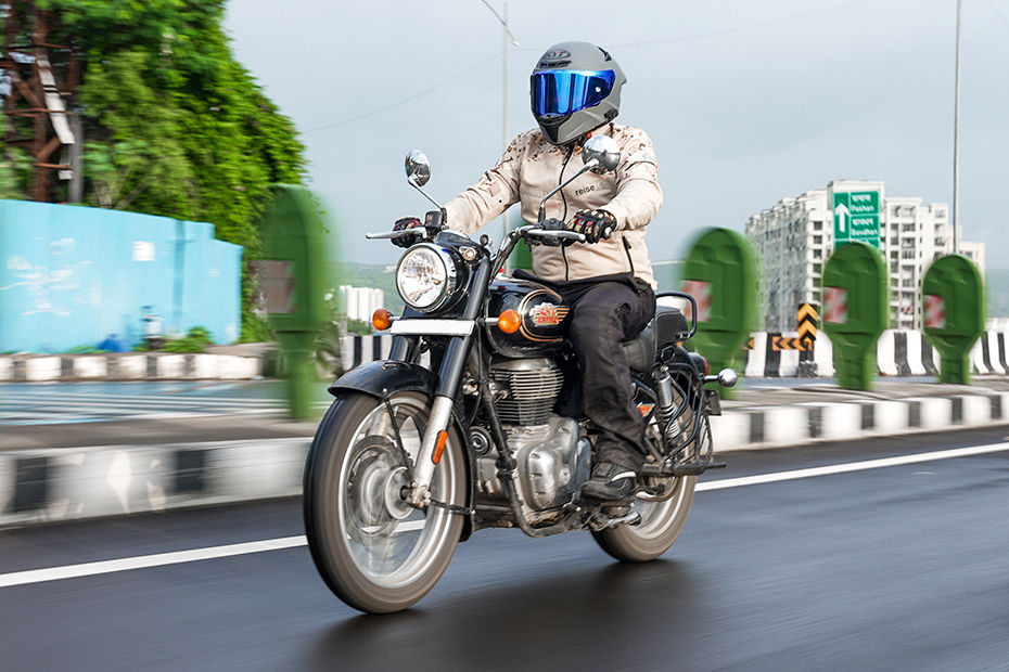 Royal Enfield Bullet 350 Riding: Front Left Quarter View