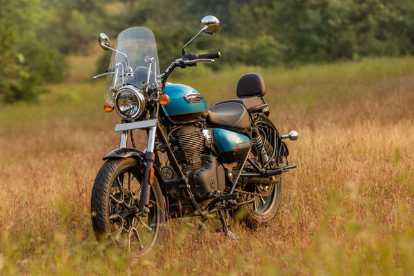 Royal Enfield Meteor 350 (2020-2025) Front Left Quarter View
