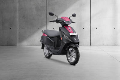 Suzuki e Access फ्रंट राइट व्यू