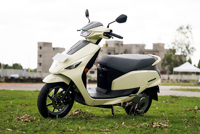 Suzuki e Access Front Left Quarter View