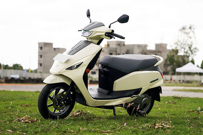 Suzuki e Access Front Left Quarter View Suzuki e Access Front Left Quarter View