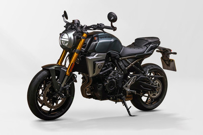 Suzuki GSX-8T Front Left Quarter View