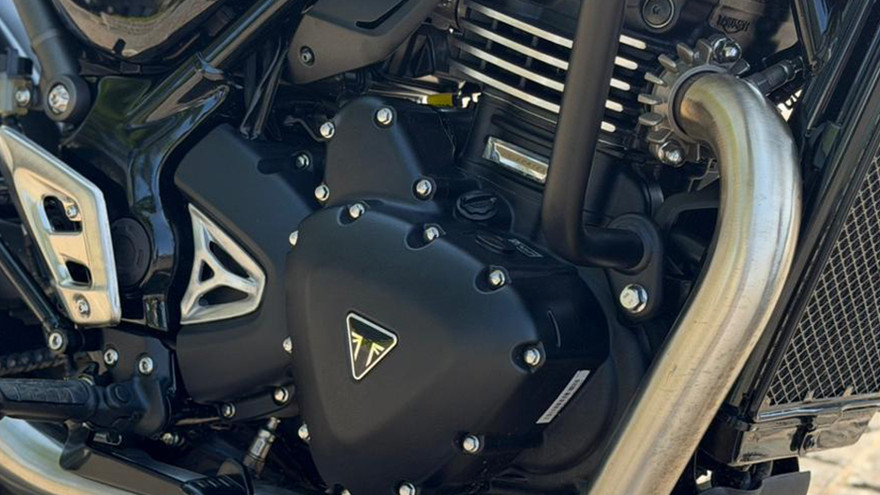 ट्रायंफ स्पीड टी4 Engine (Right)
