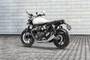 Triumph Speed Twin 1200 पीछे का बायाँ दृश्य