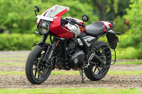Triumph Thruxton 400 (2025) Front Left Quarter View