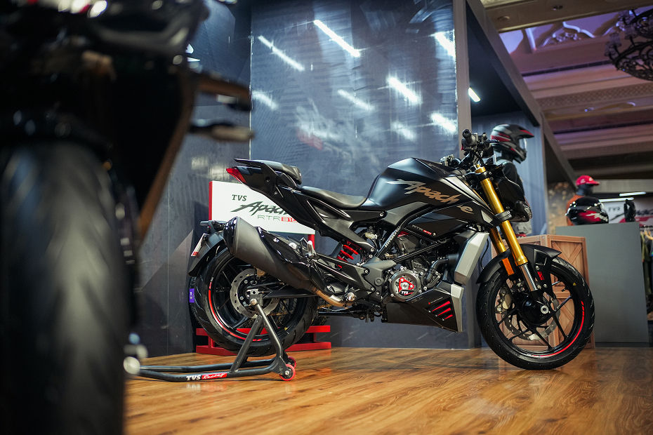 https://cdn.bikedekho.com/processedimages/tvs/2025-apache-rtr-310/source/2025-apache-rtr-3106aabde858a5c2.jpg