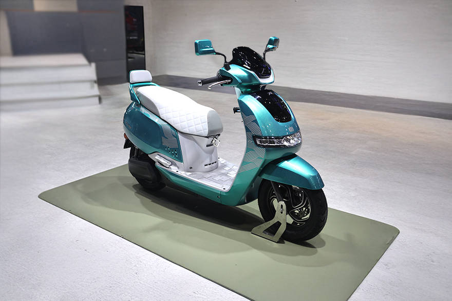  2025 TVS iQube ST Concept फ्रंट राइट व्यू
