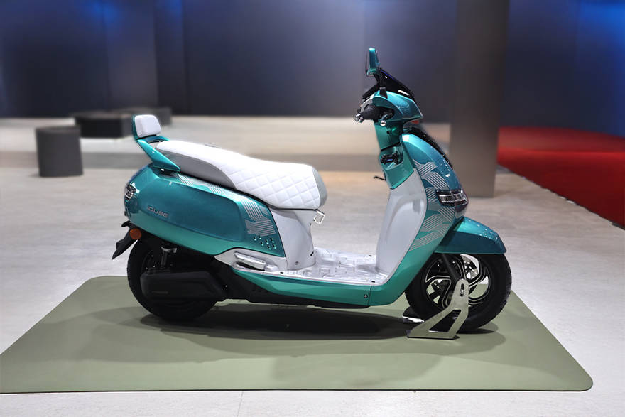  2025 TVS iQube ST Concept दाईं ओर का दृश्य