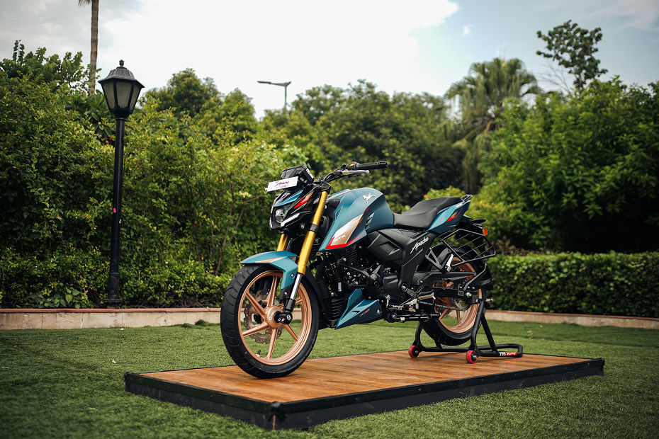 https://cdn.bikedekho.com/processedimages/tvs/apache-rtr-160-4v/source/apache-rtr-160-4v6aabcac2223a5.jpg