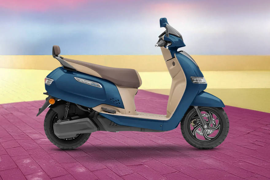 टीवीएस आईक्यूब दाईं ओर का दृश्य