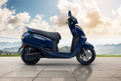 TVS iQube ST दाईं ओर का दृश्य