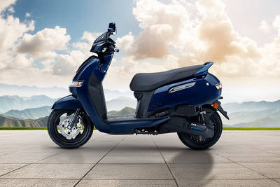 TVS iQube ST बाएं ओर का दृश्य