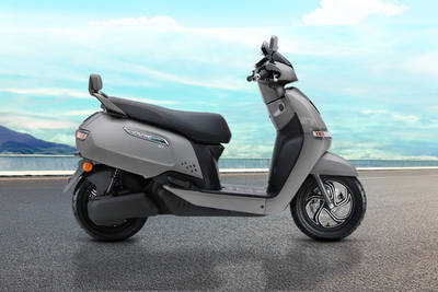 TVS iQube ST दाईं ओर का दृश्य