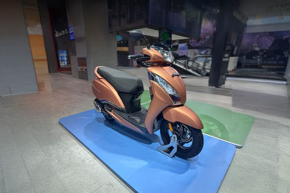 TVS Jupiter CNG Front Right Quarter View TVS Jupiter CNG Front Right Quarter View