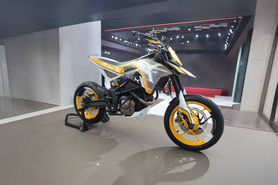 TVS RTSx फ्रंट राइट व्यू