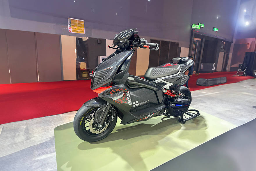 TVS X NFE Concept सामने का बायाँ दृश्य
