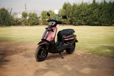 वीएलएफ टेनिस Front Left Quarter View