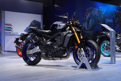 Yamaha MT-09 Front Right View