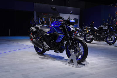 2025 Yamaha FZ-S Fi Hybrid Front Right View