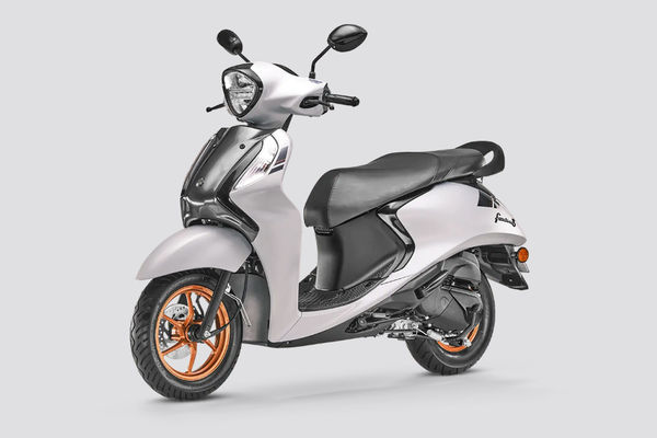 यामाहा फासिनो 125 Fi हाइब्रिड (2019-2025) फ्रंट लेफ्ट क्वार्टर व्यू