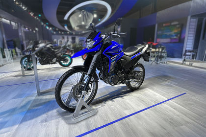Yamaha Lander 250  फ्रंट लेफ्ट क्वार्टर व्यू