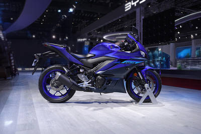 2025 Yamaha R3 Right Side View