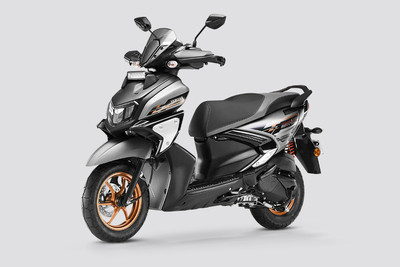 Yamaha RayZR 125 Fi Hybrid Front Left Quarter View