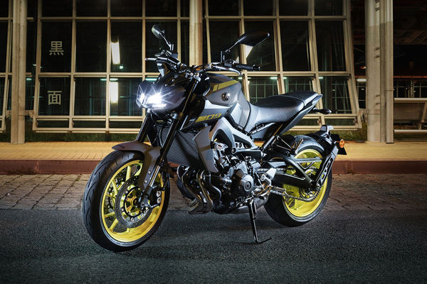 Yamaha MT 09 (2016-2020) Front Left Quarter View