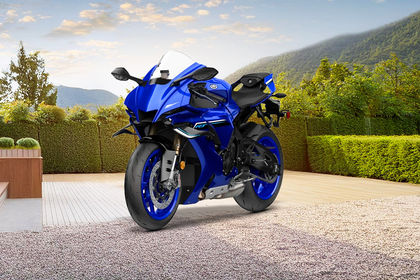 Yamaha YZF R1 Front Left Quarter View