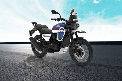 2025 Yezdi Adventure फ्रंट राइट व्यू