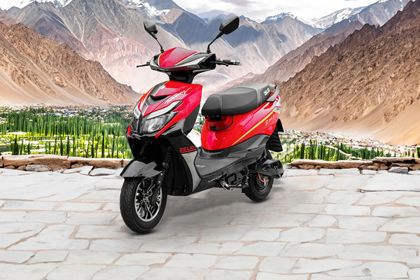 Zelio Gracy i (2022-2025) Front Left Quarter View
