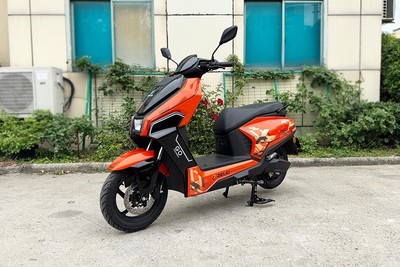 ज़ेलियो लीजेंडर Front Right Quarter View