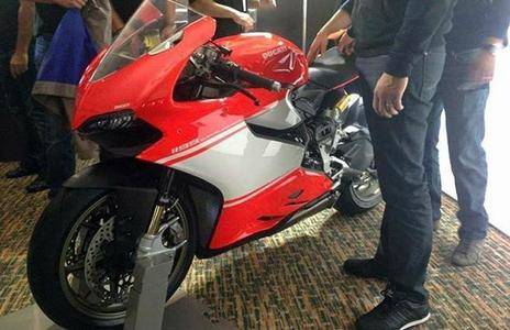 First Clear Picture of Ducati 1199 Superleggra