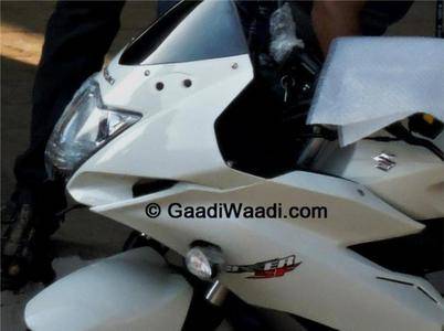 Faired Suzuki Gixxer has been named as “Gixxer SF”, spied in white color